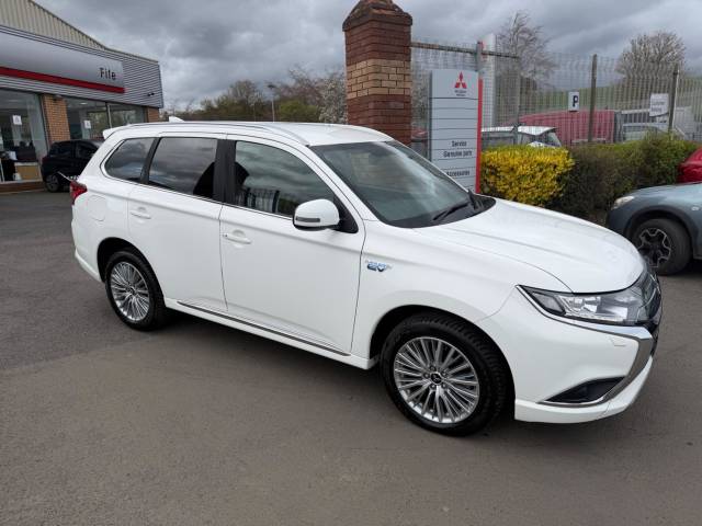 Mitsubishi Outlander 2.4h TwinMotor 13.8kWh Dynamic CVT 4WD Euro 6 (s/s) 5dr SUV Petrol Plug-in Hybrid White